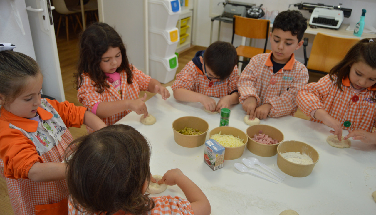 Alumnado de A Florida en el taller de cocina con el FP Dual de Hostelería y Restauración