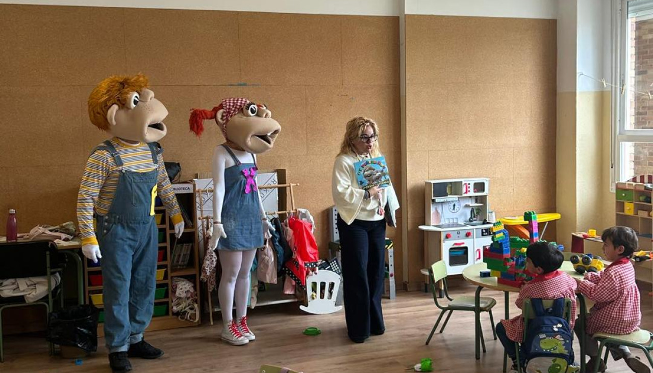 ‘Os Piñeiriños’  visitaron los centros escolares de Sanxenxo