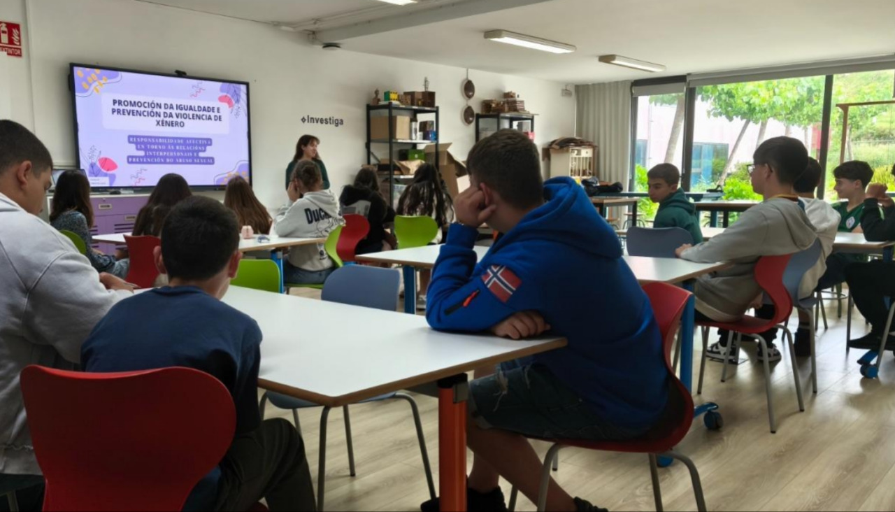 Las psicólogas de la Fundación Amigos de Galicia prestaron atención terapéutica a estudiantes de centros educativos de la localidad boirense