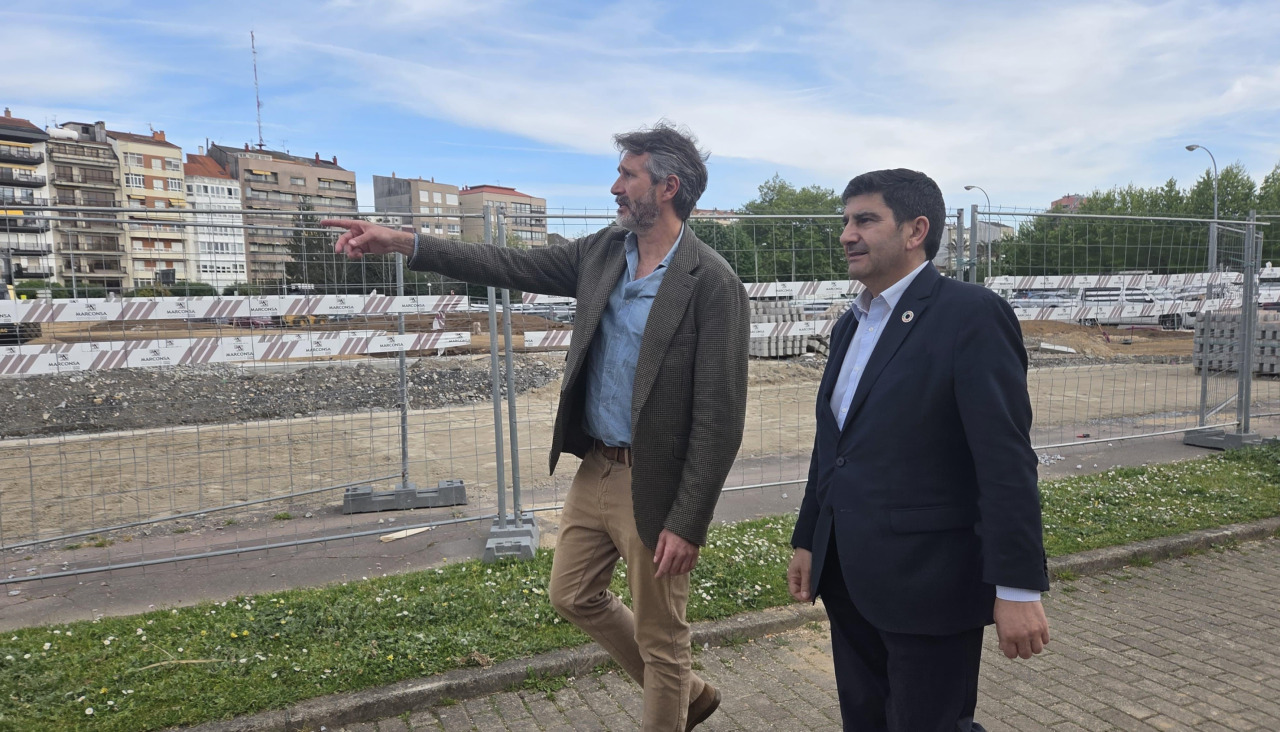 Varela visitando las obras en abril junto al delegado del Gobierno