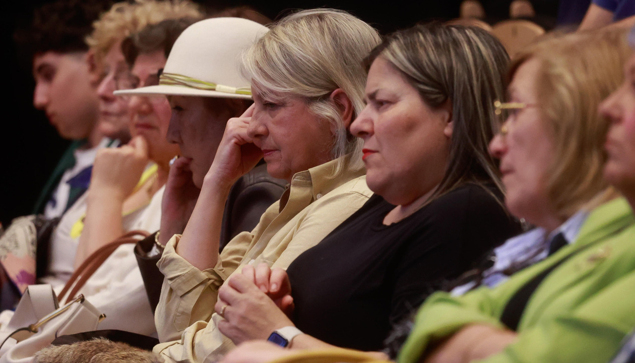 Imagen del público asistente al foro del 25 aniversario de Diario de Arousa en la sala polivalente del auditorio municipal de Ribeira