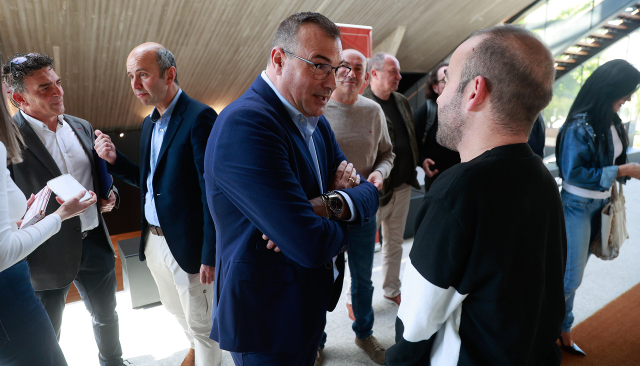 José Pereira, director de Diario de Arousa, conversa con el concejal de deportes y campeón paralíímpico de taekwondo, Álex Vidal