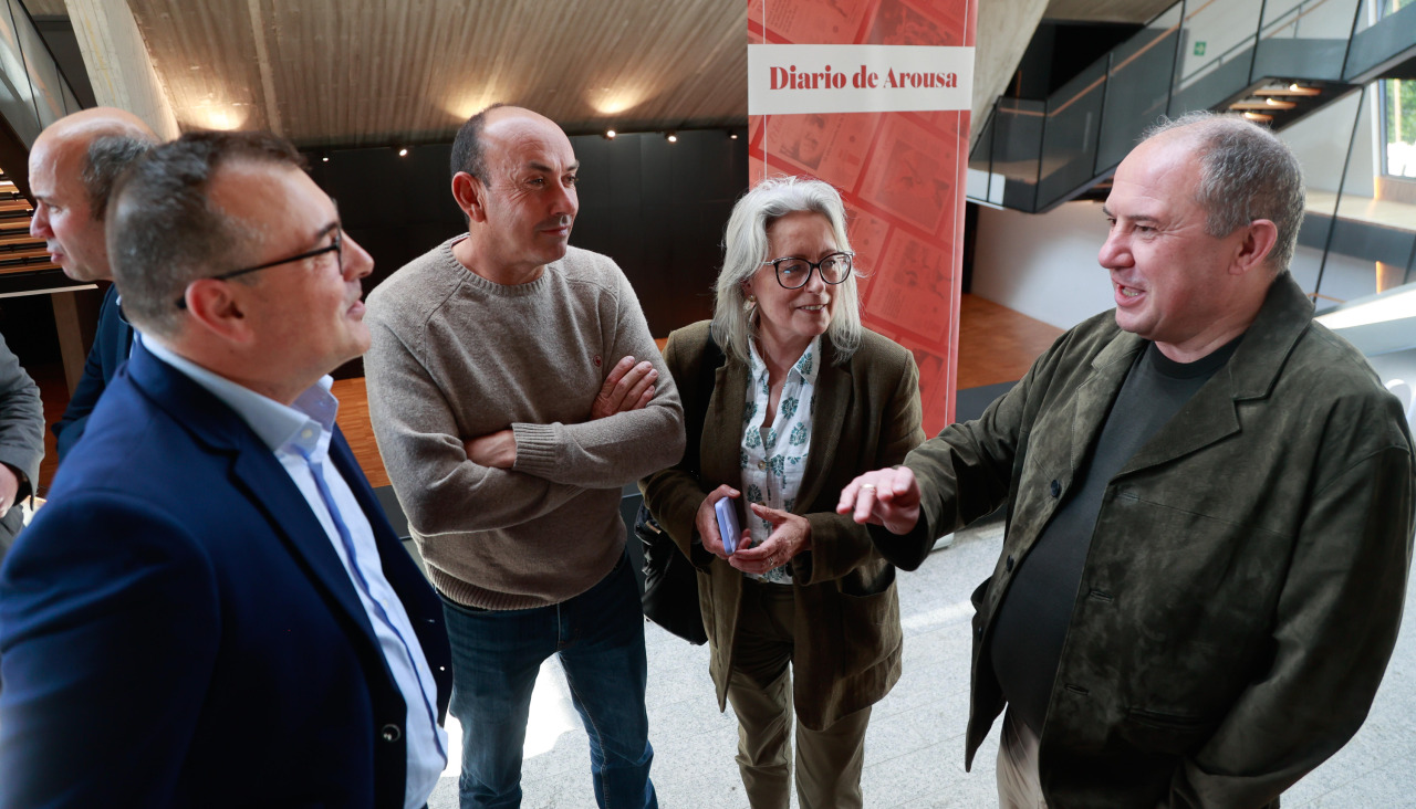 Fernando Abraldes y Herminia Pouso, ediles del gobierno local ribeirense, atienden la conversación que mantienen el director de Diario de Arousa, José Pereira, y el portavoz municipal del PP boirense, Fernando García Diéguez