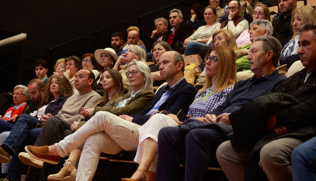 Imagen del público asistente al foro sobre comercio y emprendimiento local celebrado en el audito-rio de Ribeira dentro de los actos del 25 aniversario de Diario de Arousa