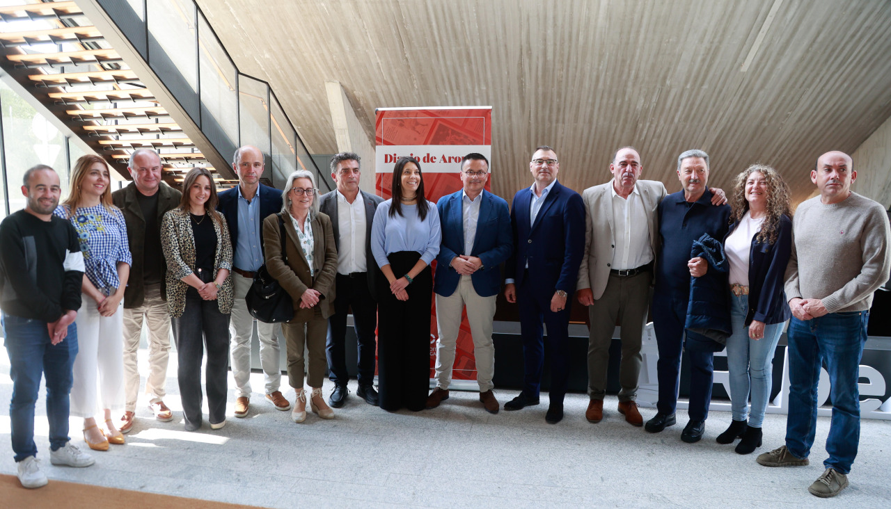 Posado de varias de las autoridades asistentes al foro celebrado en el auditorio de Ribeira dentro de los actos del 25 aniversario de Diario de Arousa