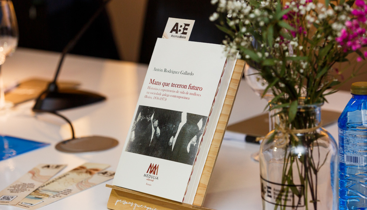 El primera acto relacionado con este proyecto fue la presentación del libro 'Mans que teceron futuro'l, un trabajo de investigación y documentación desarrollado por Antón Rodríguez Gallardo