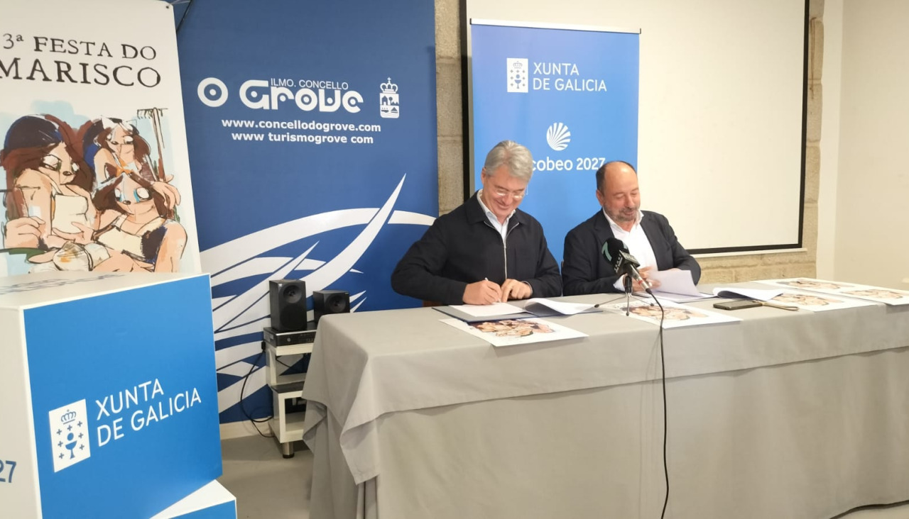 La firma entre el alcalde, José Cacabelos, y el Director da Axencia Turismo de Galicia, Xosé Manuel Merelles