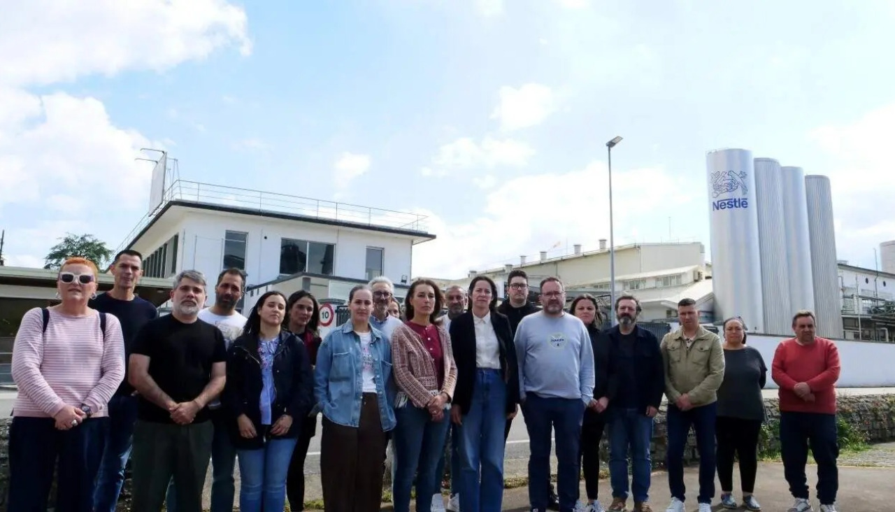 El BNG reunido en Cesures en defensa del personal de la fábrica