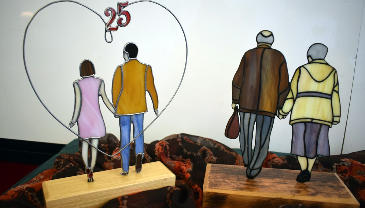 La exposición ‘Vidro con arte’ se encuentra en el Auditorio de Valga