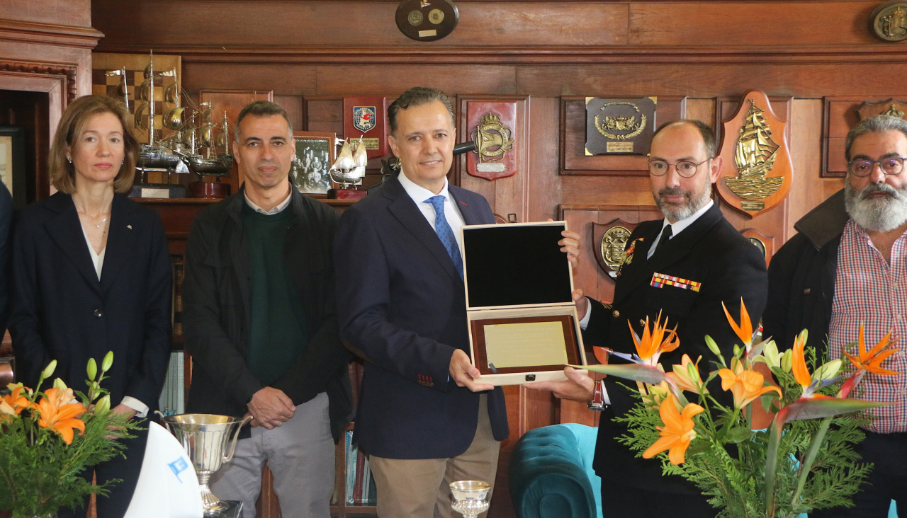 El Presidente del RCRG hace entrega de una placa conmemorativa de los 30 años de colaboración al Cte. Director de la ENMM