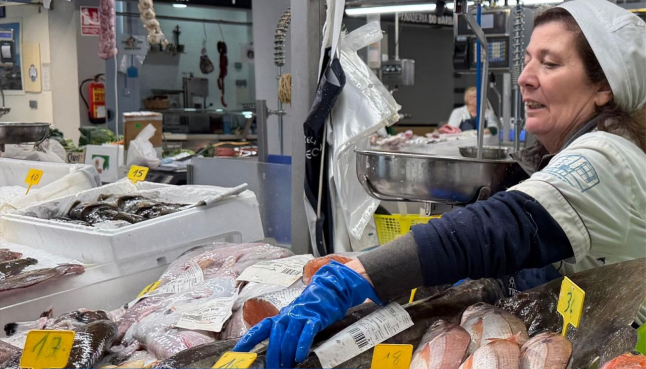 Una decena de las mujeres a las que se les rendirá tributo venden pescados y mariscos en la playa de abastos de la capital barbanzana