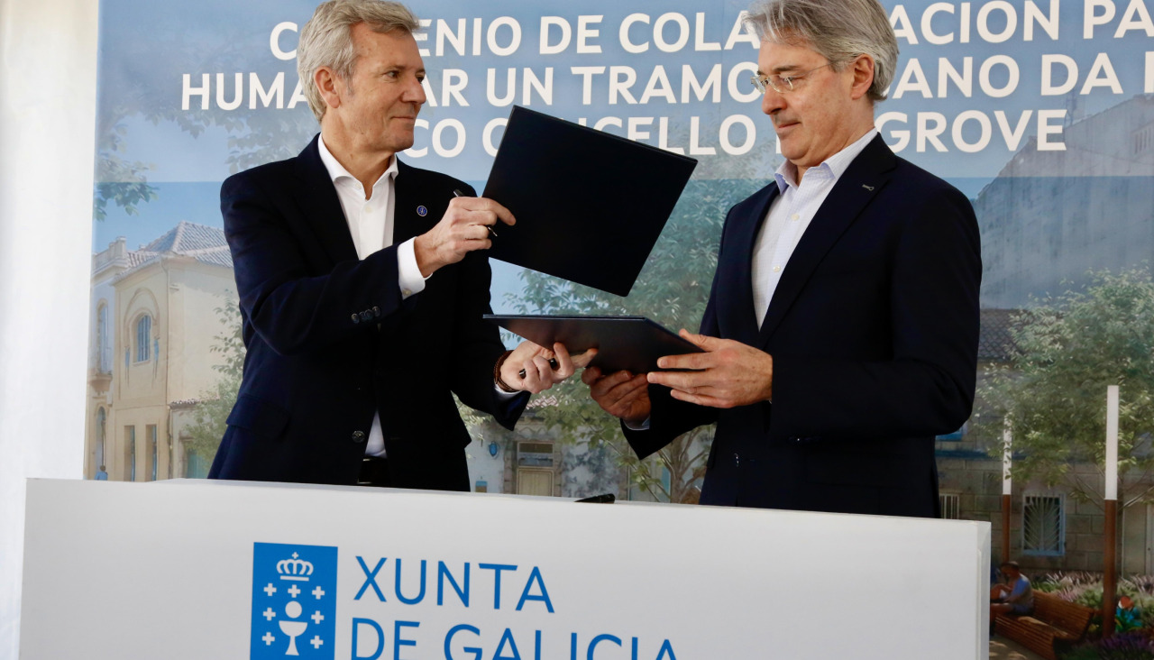 El presidente de la Xunta, Alfonso Rueda, y el alcalde de O Grove, José Cacabelos, en la firma del convenio para la obra en Luis Antonio Mestre