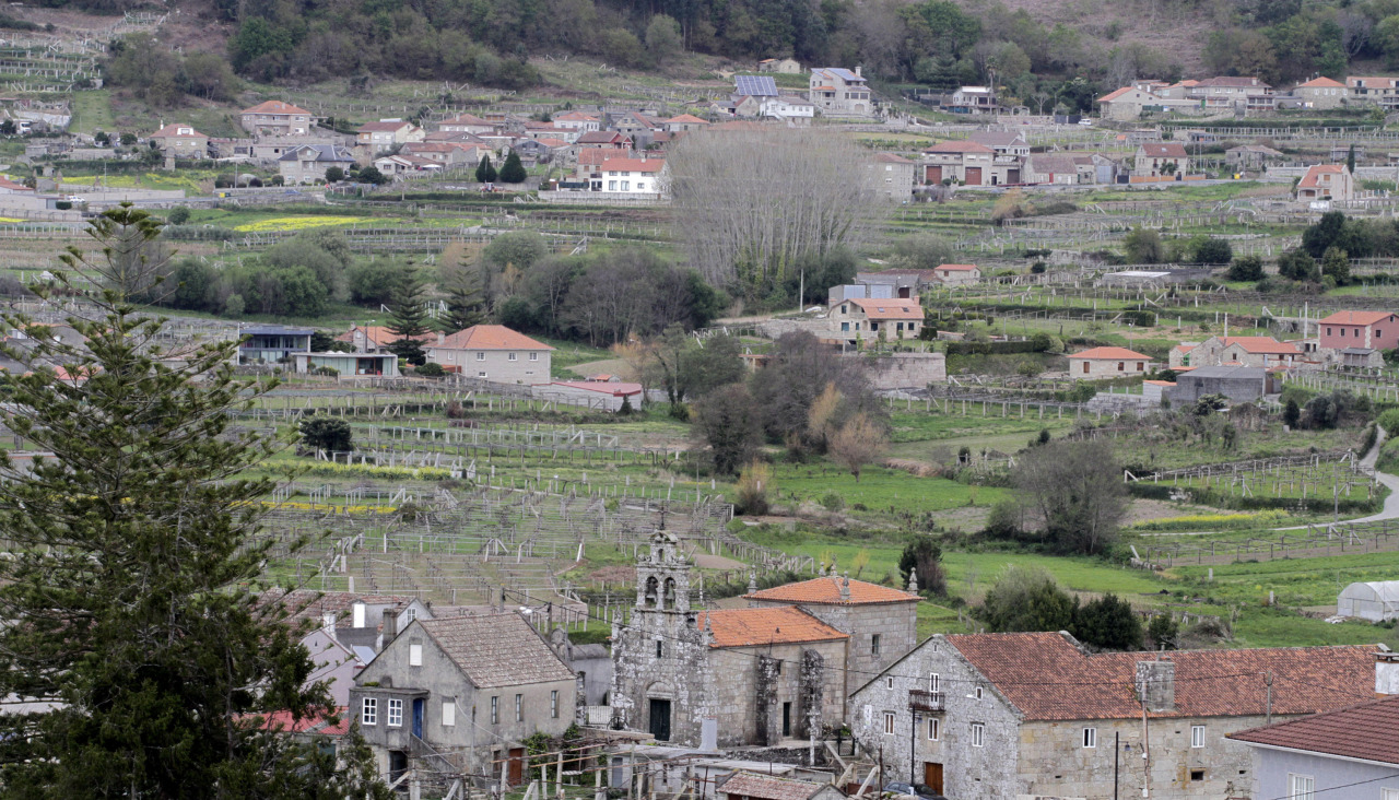 Vista de edificaciones en Lores, Meaño