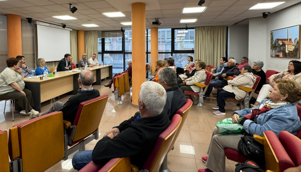 El alcalde y otros componentes del equipo de gobierno mantuvieron un encuentro con boirenses en el centro social de la capital del municipio