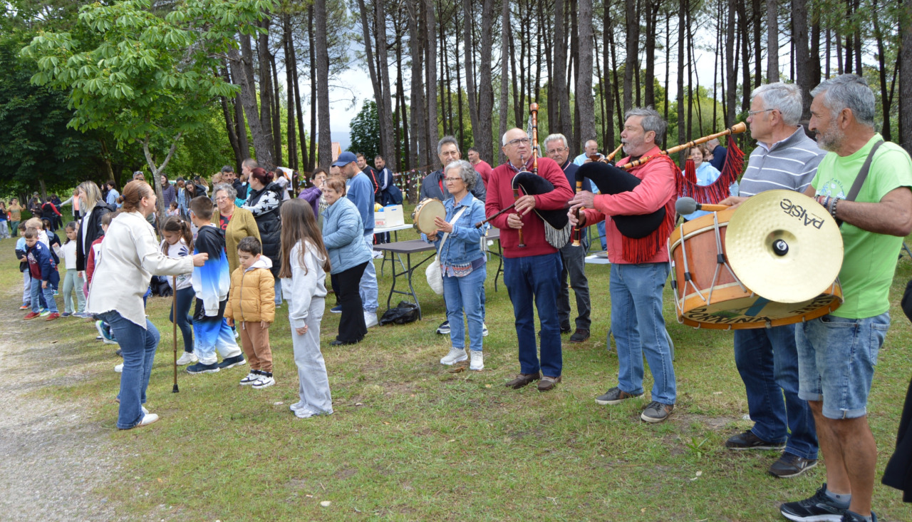 El grupo de gaitas A Dorniña de Abanqueiro se encargó de poner la nota musical a la pequeña romería de Exipto con la participación de 158 alumnos del colegio de Abanqueiro