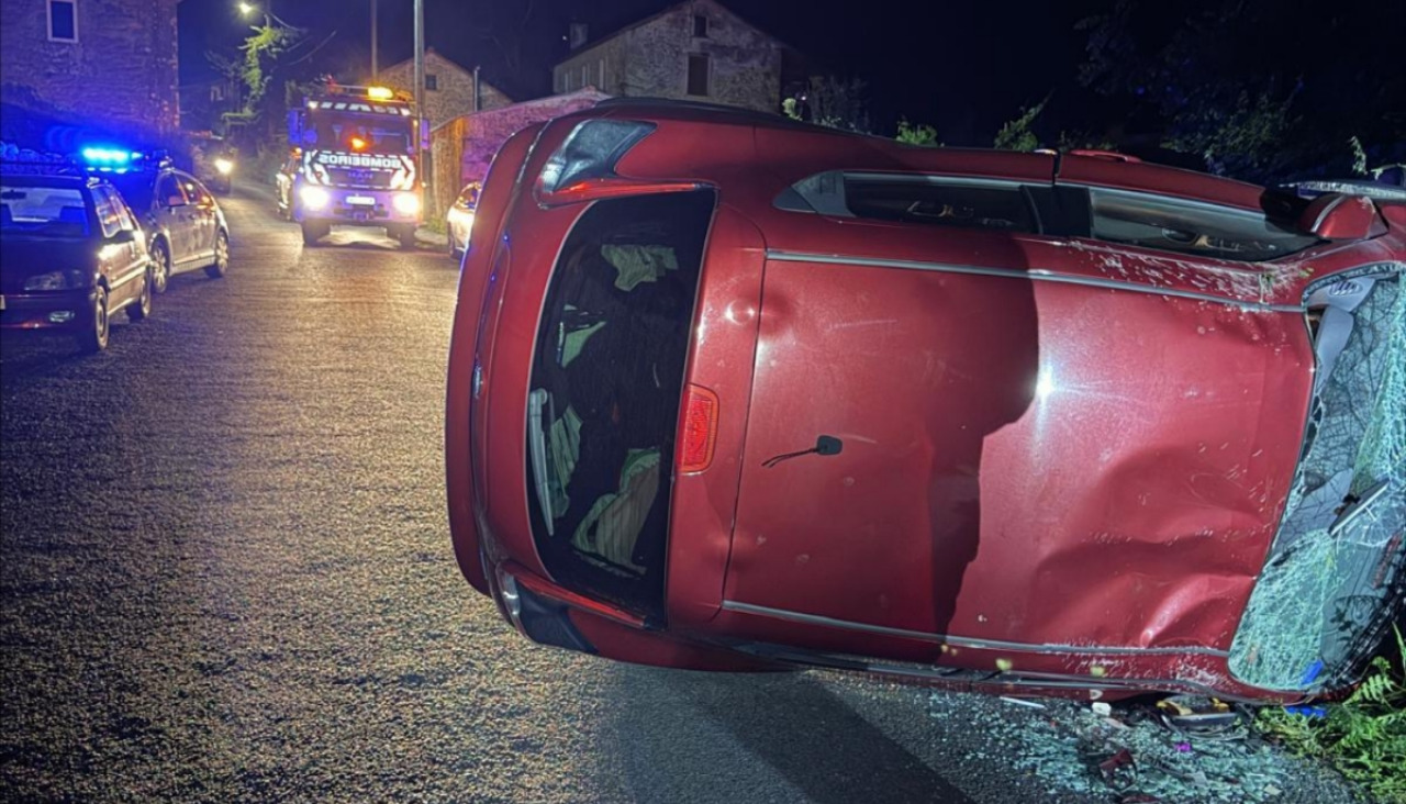 Un Nissan Juke acabó semivolcado sobre su lateral izquierdo tras, al parecer, salirse de la vía y engancharse en una tajea que hay en uno de los márgenes de la carretera