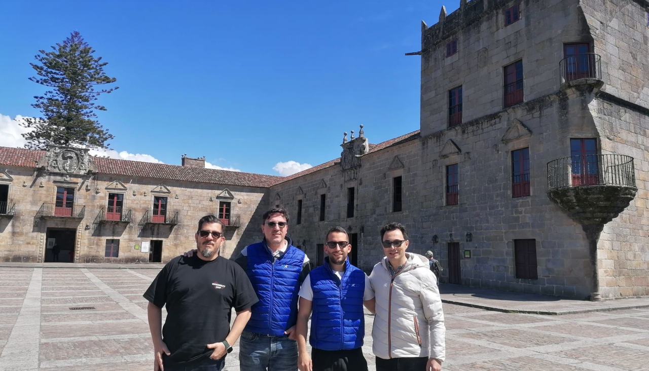 Edil e promotores na Praza de Fefiñáns, onde será a concentración