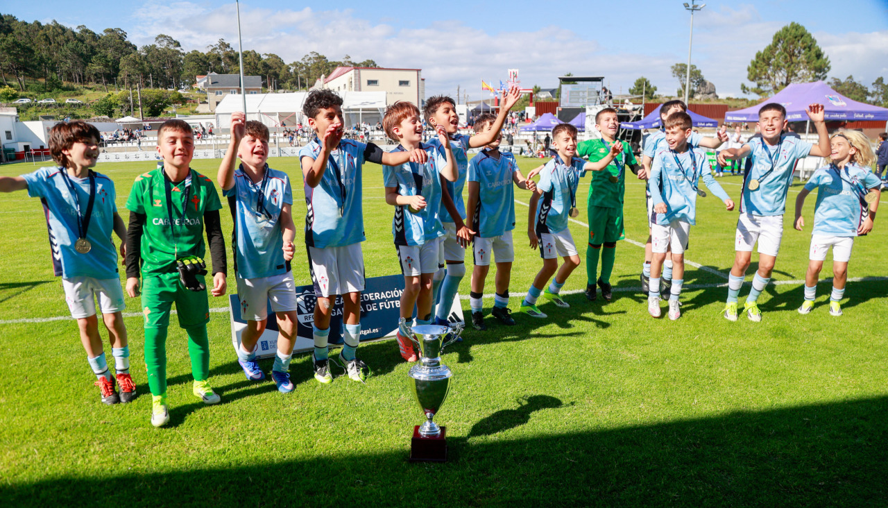 O Celta benxamín celebra o título de campión galego logo de superar na final ao Santa Mariña, tamén de Vigo, na tanda de penaltis