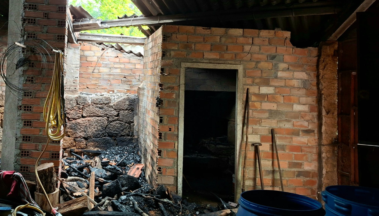 Imaxe do estado no que quedou o inmoble tras declararse o incendio | Cedida
