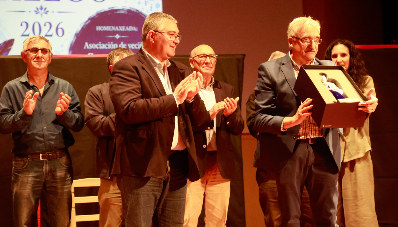 Instante da gala que premiou en Ribadumia á asociación elixida este ano pola súa promoción da lingua e cultura galegas