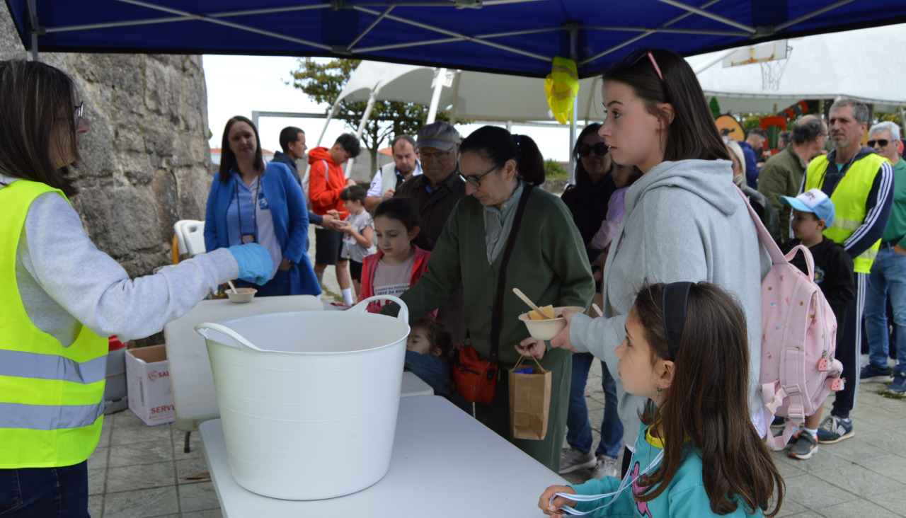 Los asistentes a la fiesta posterior a la carrera pudieron degustar la paella que se repartió por parte de la organización para reponer fuerzas