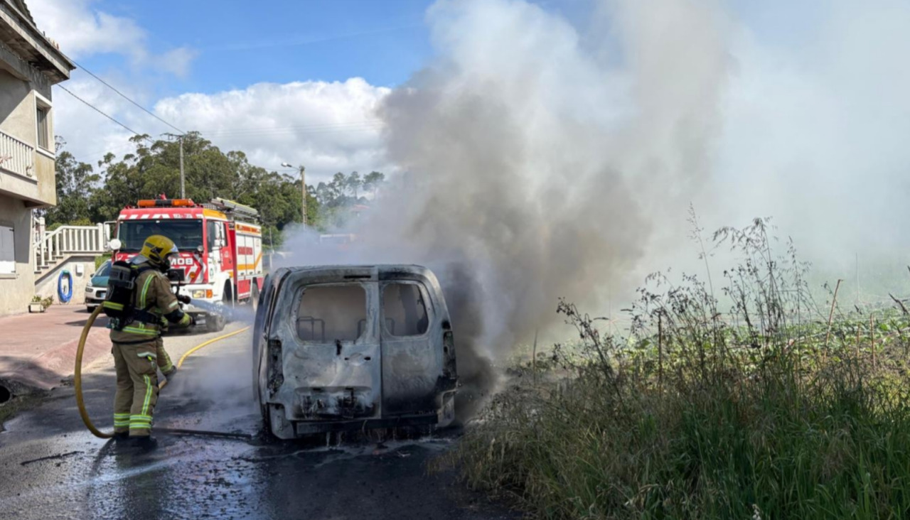 Los Bomberos del parque comarcal de Boiro sofocaron con agua el incendio del vehículo, que quedó totalmente inservible