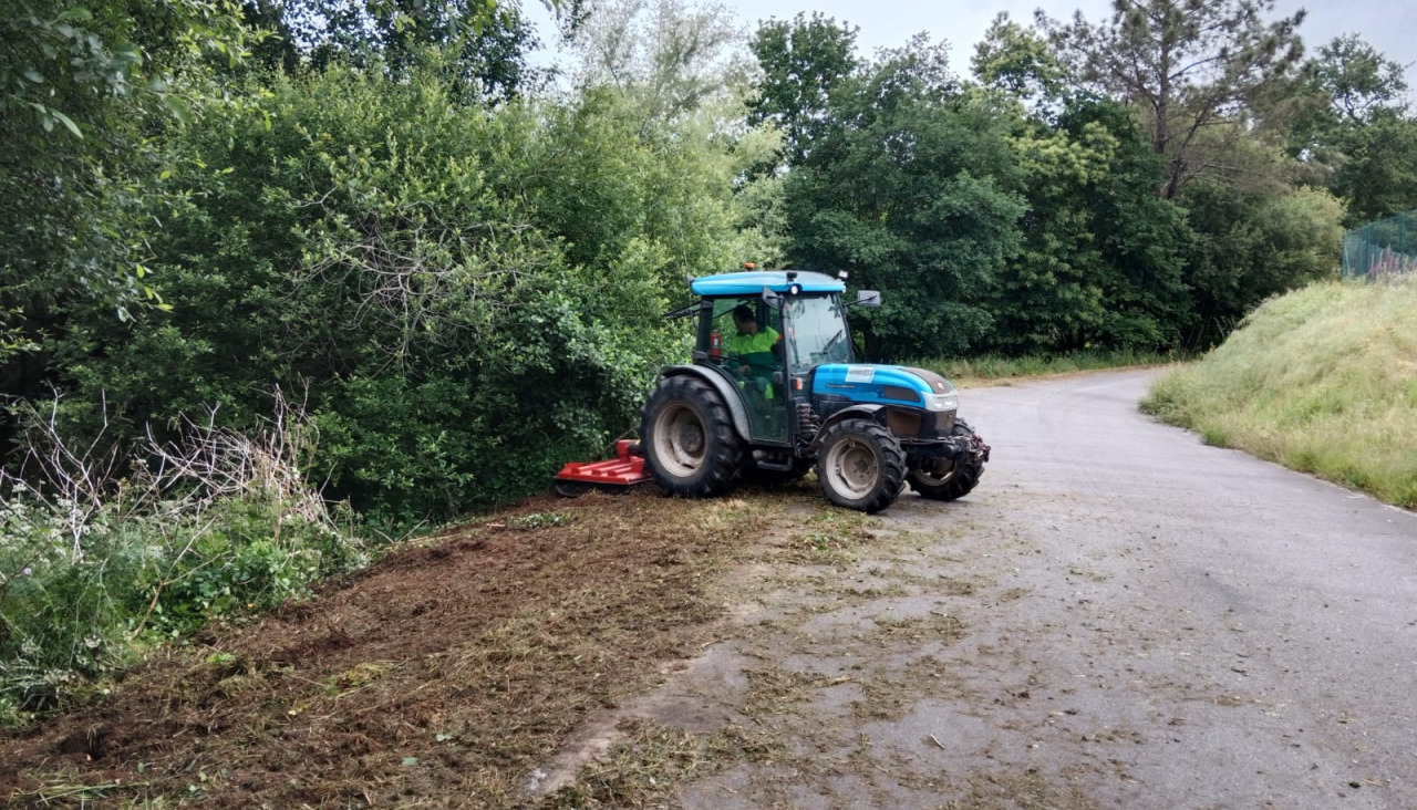 Trabajos de conservación en el entorno del embalse de A Baxe