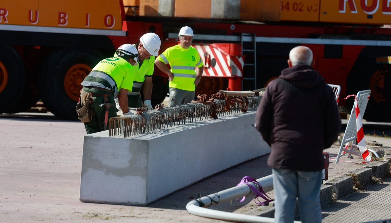Operarios este lunes durante los trabajos en la estructura