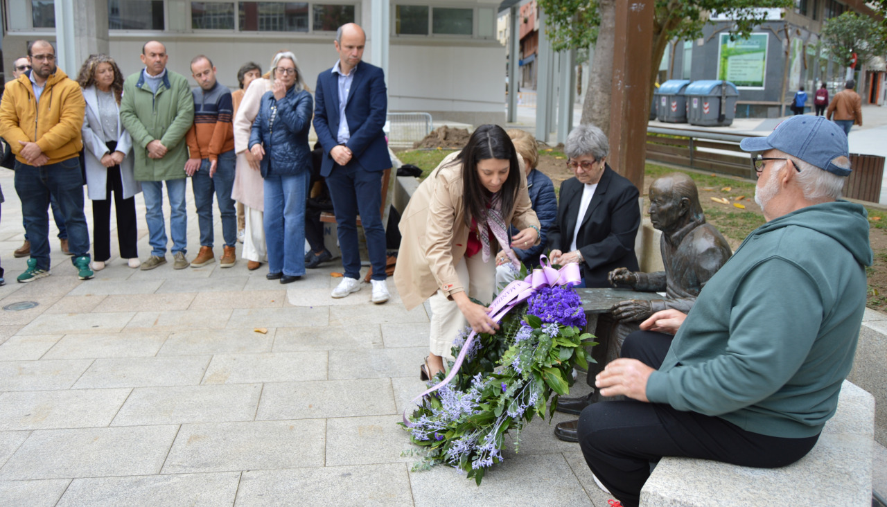 La alcaldesa de Ribeira colocó una corona de flores a los pies de la escultura con la figura de Manuel Ayaso sentada en un banco de la Praza do Concello