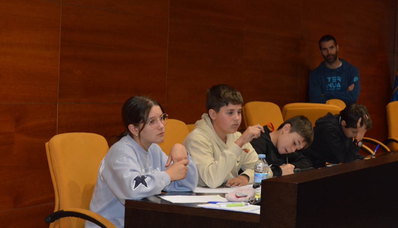 Alumnado del colegio Magaláns en Sanxenxo participa en un debate sobre turismo