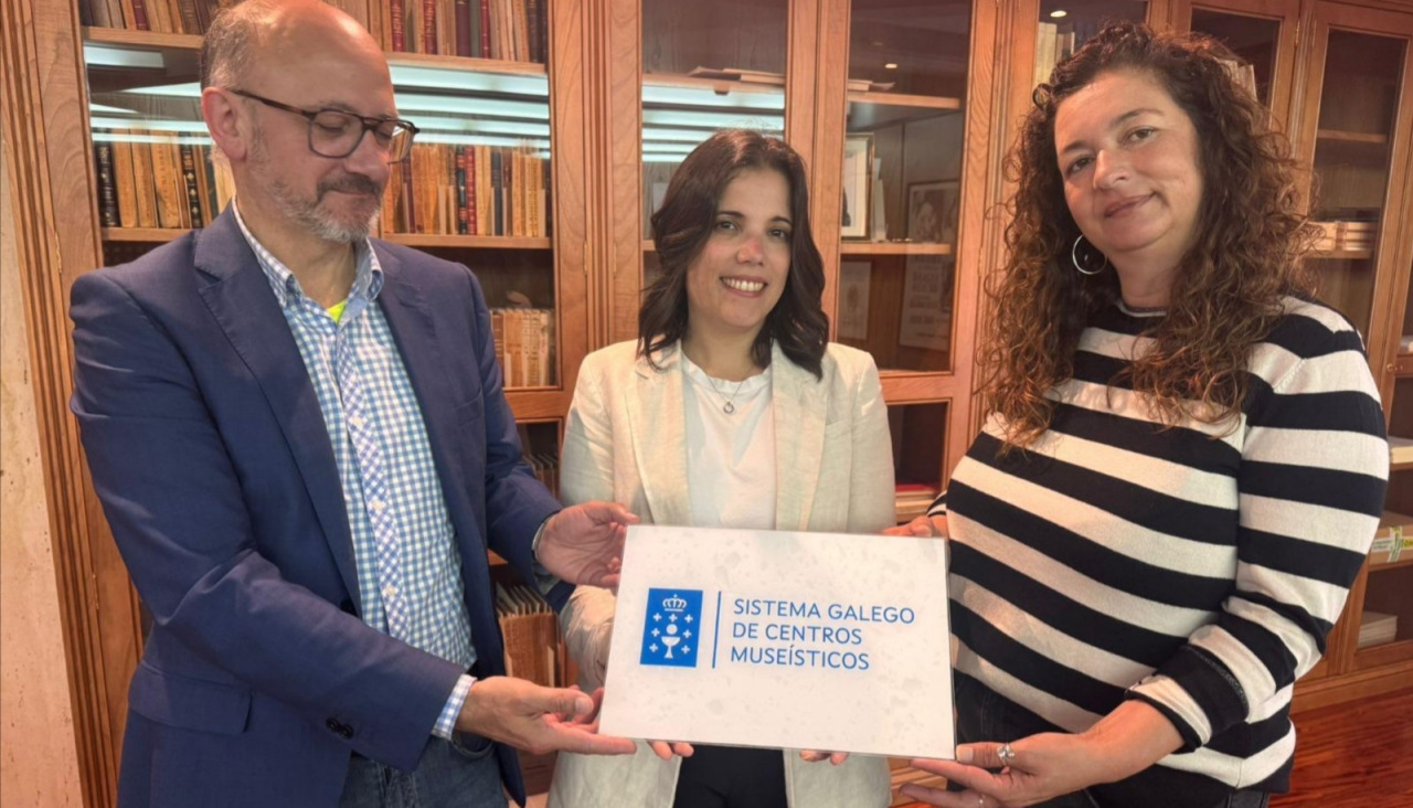 La placa que exhiben Antonio González, Sara Barbazán y Patricia Lojo supone la adhesión del Museo Valle-Inclán al Sistema Galego de Centros Museísticos