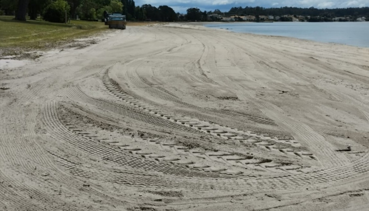 La playa de Barraña fue la primera del municipio por la que se iniciaron las tareas de puesta a punto de cara a la temporada estivalpunto