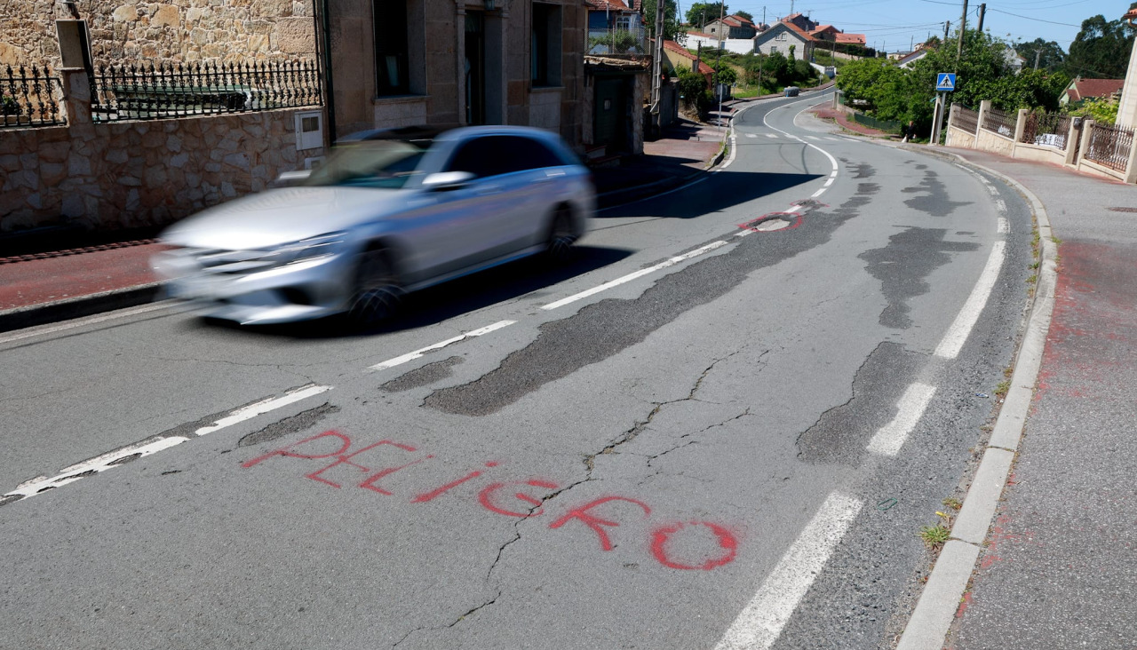 Pintada de peligro sobre el asfalto