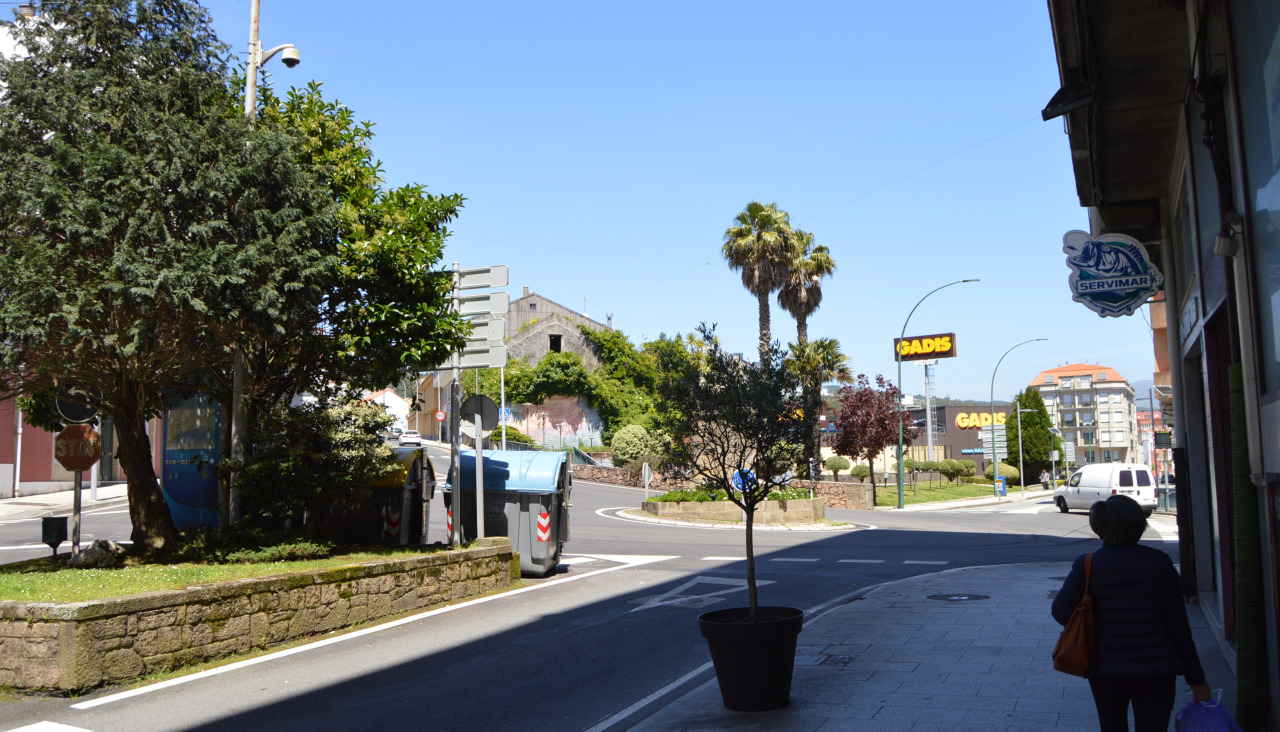 Una de las cámaras de videovigilancia se ubica junto la glorieta de Padín