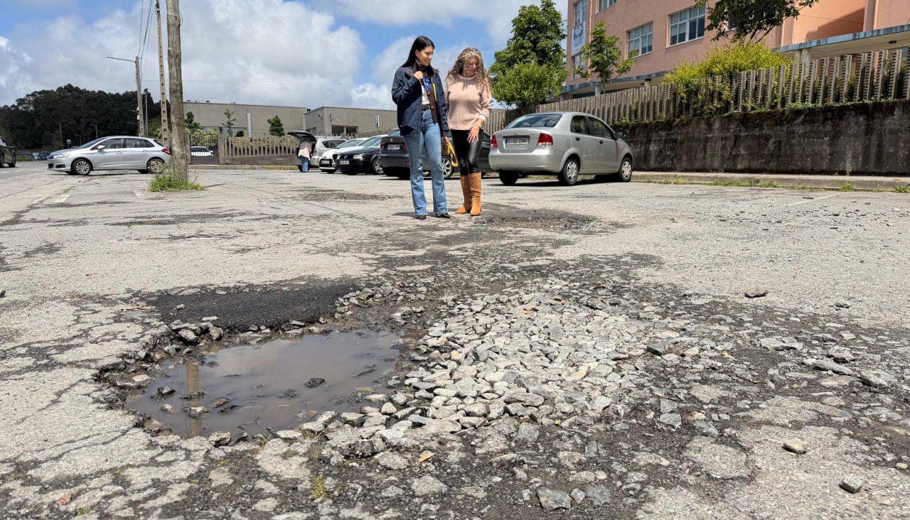 María Sampedro y Juana Brión visitaron la zona para la que hay un compromiso de actuación y tomaron buena nota del deterior del firme y pavimento