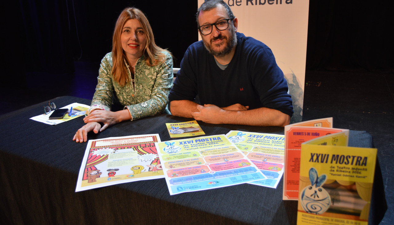 La concejala Ana Barreiro y el director del Grupo  Infantil Municipal, Óscar Romero, presentaron el ciclo de artes escénicas