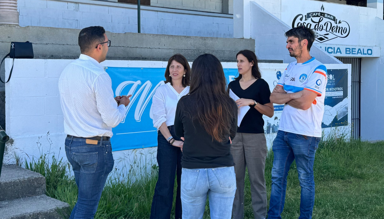 Sol Agra y Raquel Suárez se reunieron con representantes del Club Deportivo Galicia Bealo y el Galicia Bealo Lorchos de fútbol gaélico
