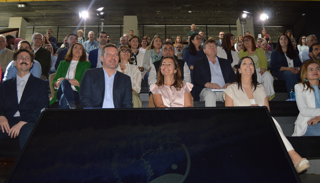 Los conselleiros de Cultura y de Mar, junto a la alcaldesa, presentaron el Plan de Cultura Marítima de Galicia en el auditorio municipal de la capital barbanzana