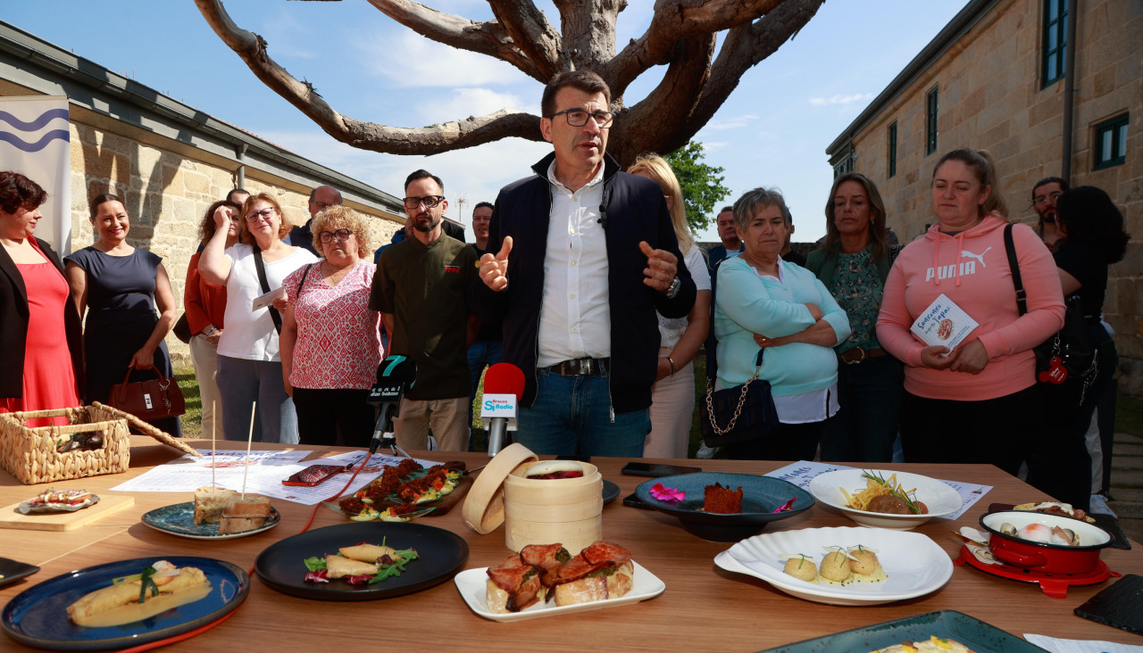 El concejal de Turismo, Juan Deza, durante la presentación en el Pazo de Quintáns
