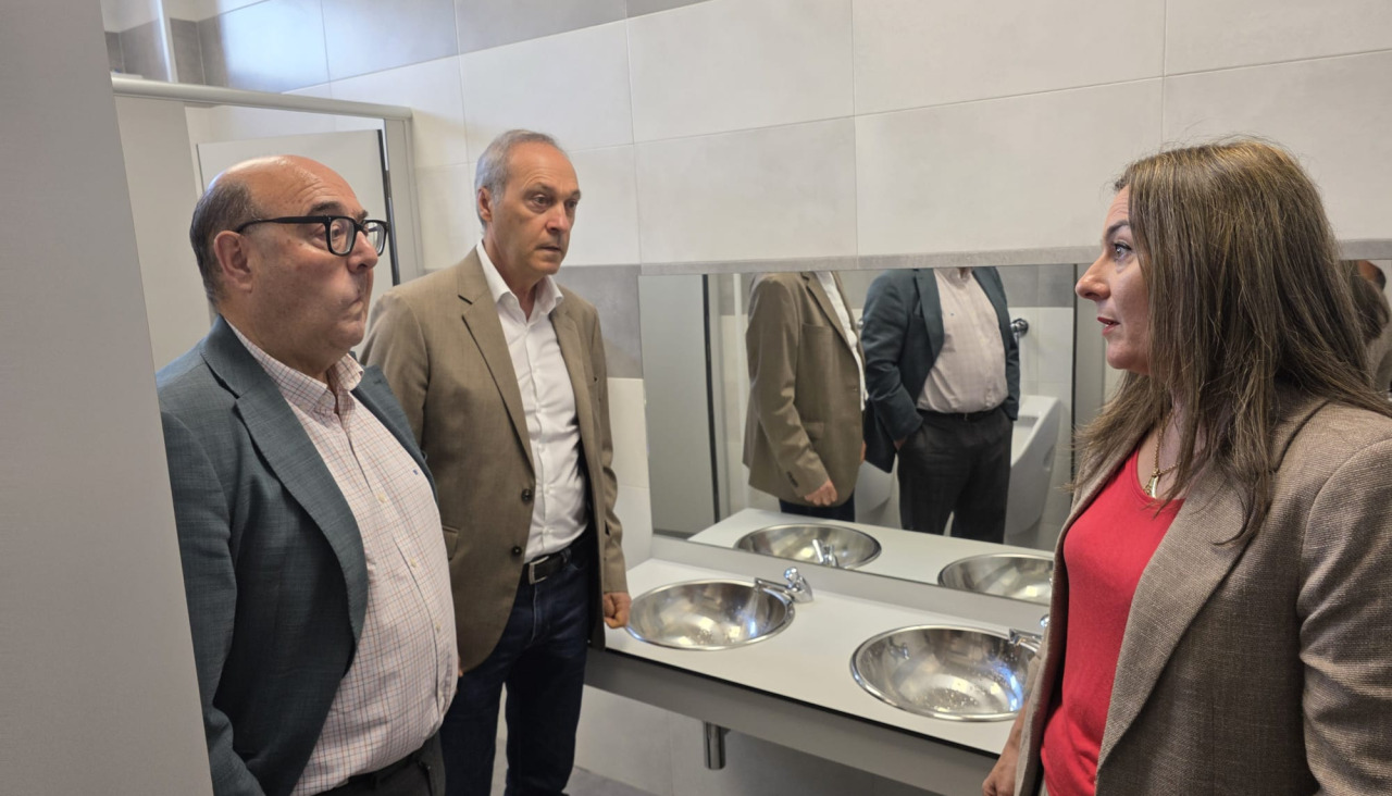 César Pérez, Agustín Reguera y Sabela Fole, durante la visita de hoy