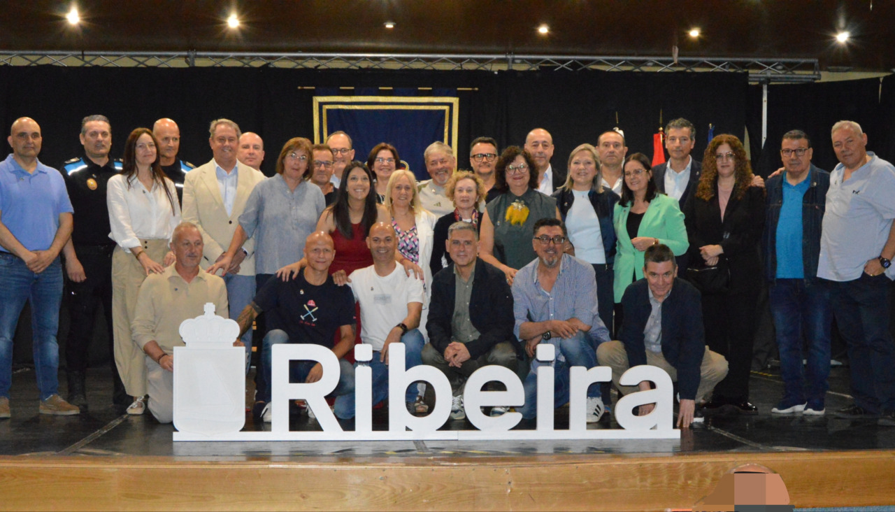 Los homenajeados se hicieron al final dle acto una foto de familia, como lo que demuestran ser, junto a la alcaldesa, María Sampedro, y el secretario municipal, Juan Manuel Salguero