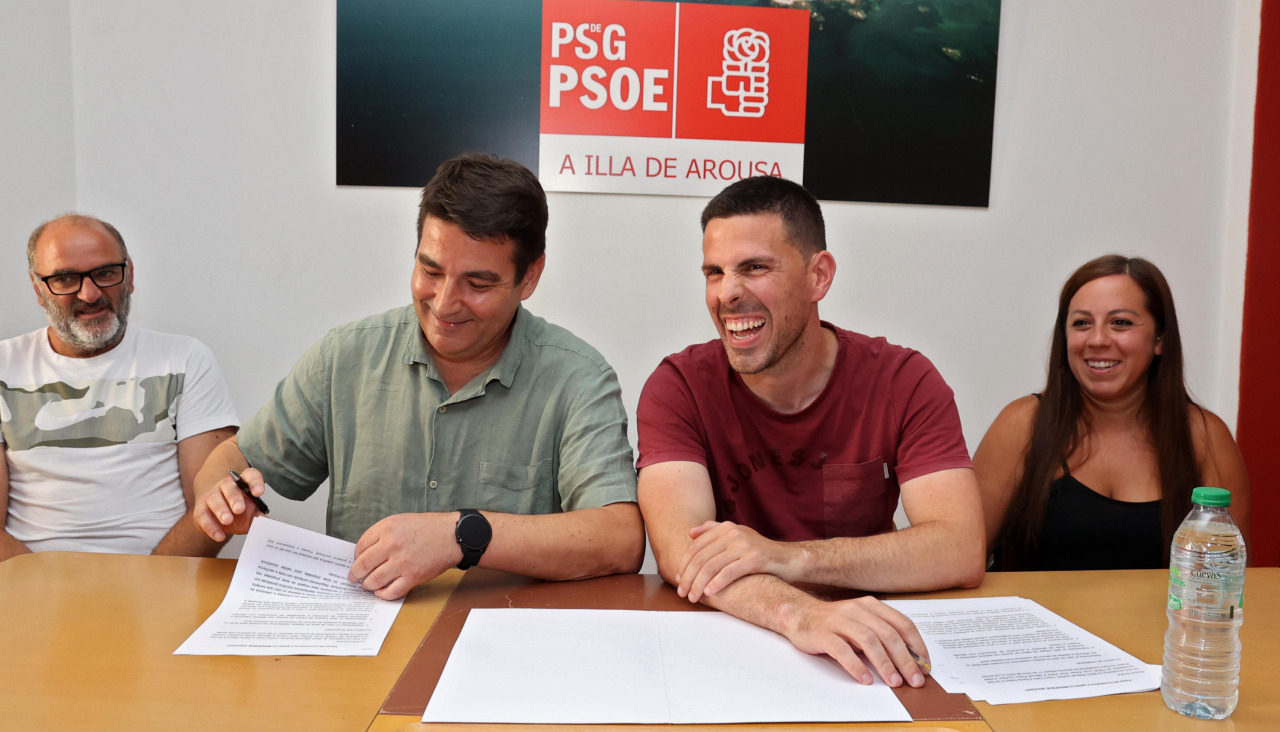 Suárez y Arosa, durante la firma del pacto de gobierno, en una imagen de archivo
