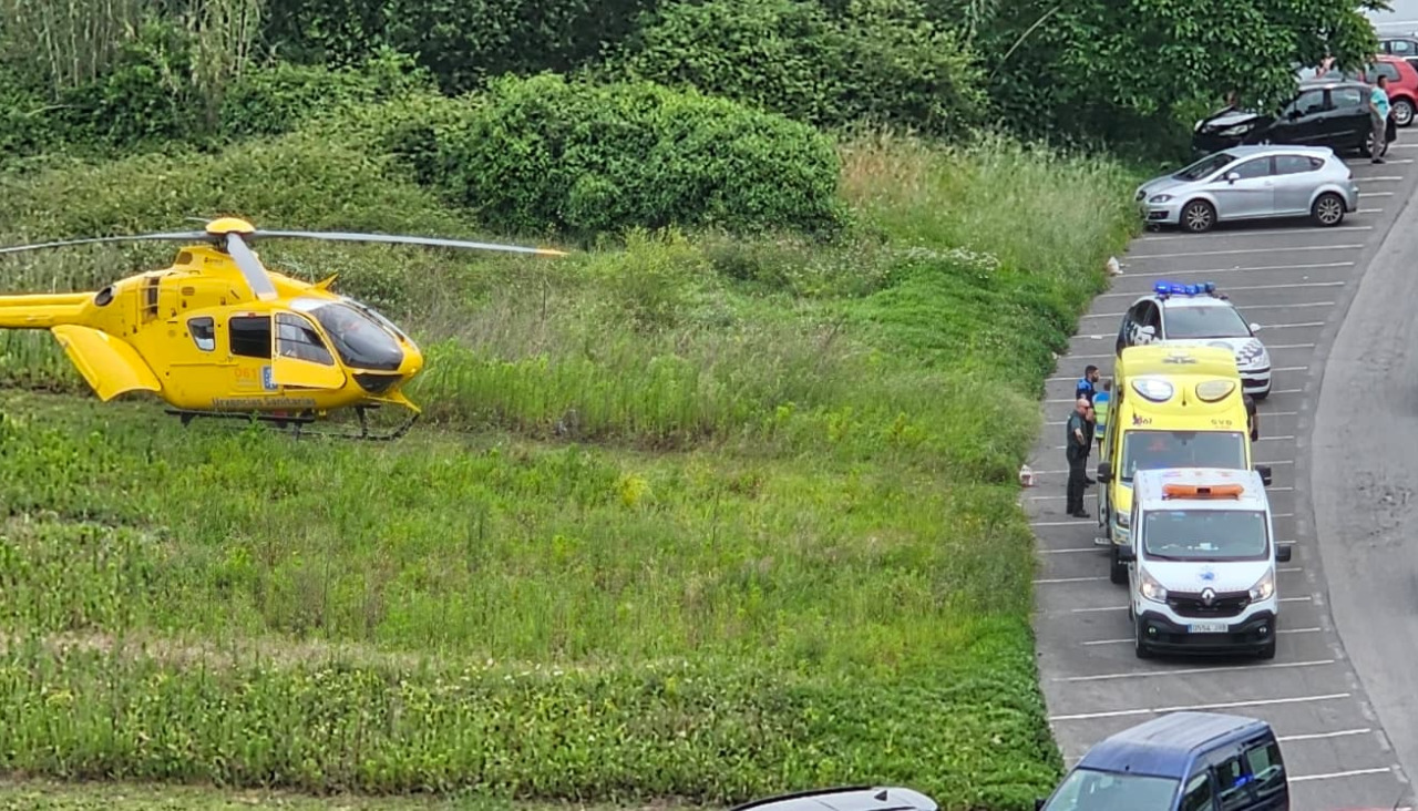 El helicóptero medicalizado H3 de Urxencias Sanitarias de Galicia-061 con base en Santiago aterriizó en una parcela en la parte alta de la Avenida da Constitución