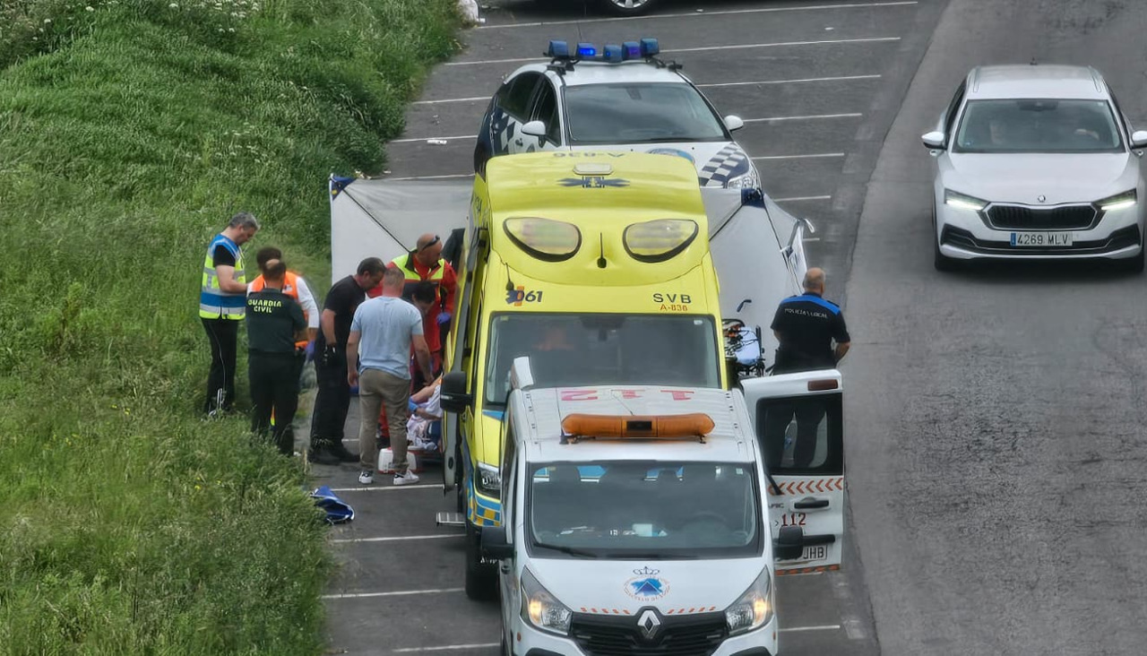 El operario herido pudo ser estabilizado y llevado en ambulancia hasta las inmediaciones del helicóptero H3 del 061 para proceder a su evacuación hasta el Clínico compostelano