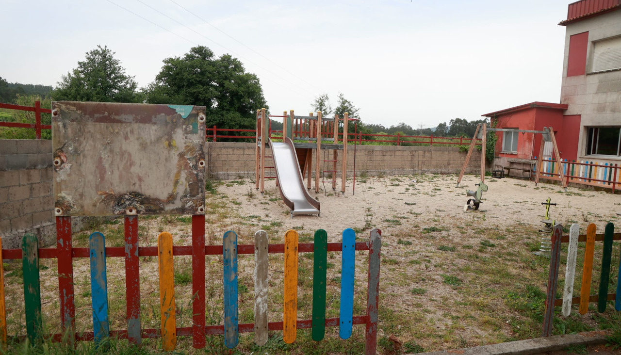Estado del parque infantil de O Sixto en Vilagarcía