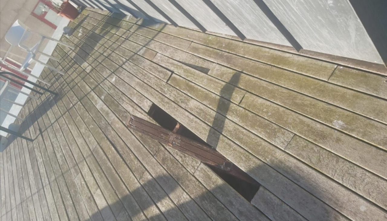 El suelo de madera de la terraza de uso hostelero en el edificio del mercado municipal se encuentra muy deteriorado