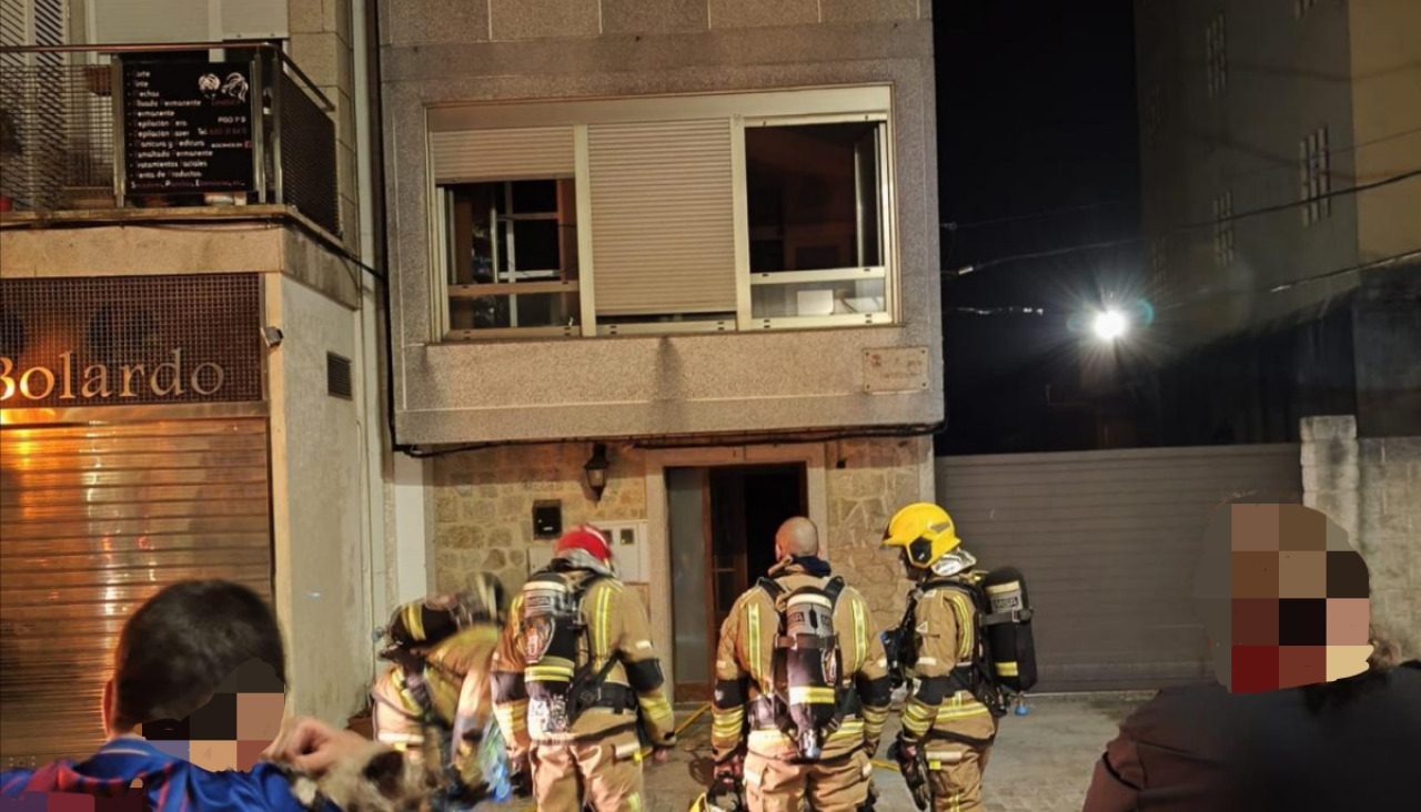 El incendio, que afectó a un termo eléctrico y del que el humo se extendió por todo el inmueble, movilizó a los Bomberos de Ribeira y de Boiro, así como a las Policías Local y Nacional