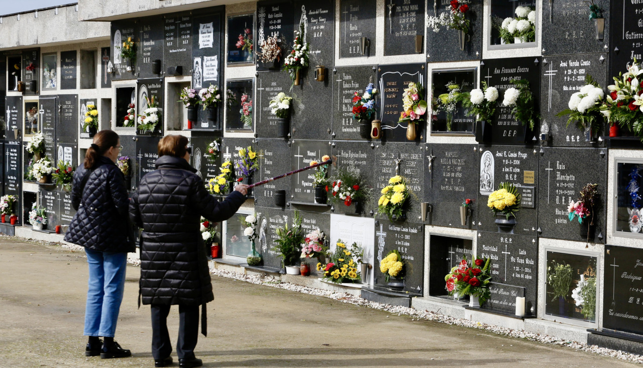 Dos vecinas en el cementerio de Rubiáns el Día de Difuntos