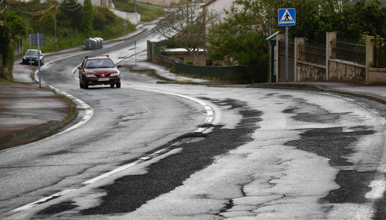 Asfaltado en mal estado carretera vieja de Bamio