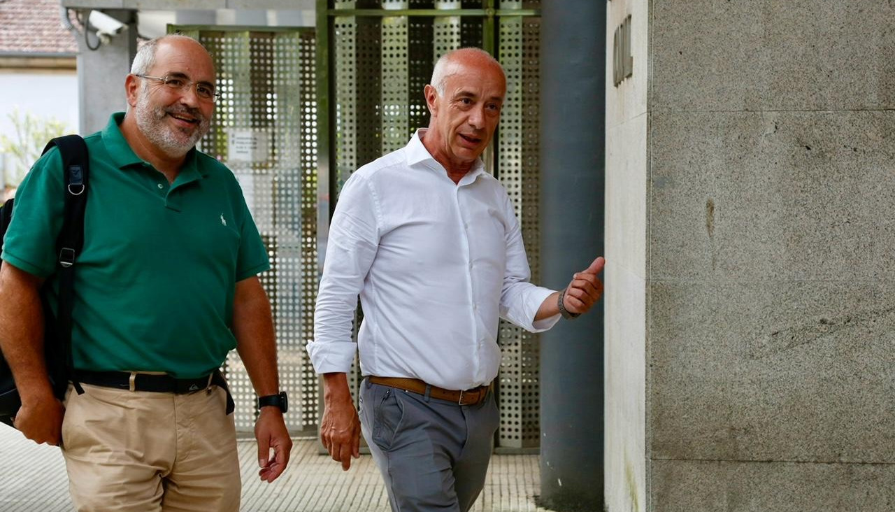 El alcalde, con su abogado, a la entrada al juzgado en verano, para declarar